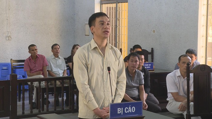  Giả 'thư ký lãnh đạo Bộ Công an' đi lừa hơn 5,7 tỷ đồng: Ngày 3/10/2019, TAND tỉnh Đắk Lắk mở phiên tòa hình sự sơ thẩm xét xử bị cáo Phạm Thanh Sơn (34 tuổi, trú tại phường Đức Giang, quận Long Biên, TP Hà Nội) về tội Lừa đảo chiếm đoạt tài sản, quy định tại điểm a, khoản 4, Điều 174 BLHS năm 2015.