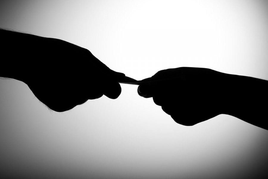 Tổ công tác đã bàn giao Bình và Thanh cho Đồn Công an Cầu Bươu (Thanh Trì). Lúc này, các bị can Nguyễn Tiến Dũng và Phạm Xuân Tiến là cán bộ, điều tra viên được phân công giải quyết vụ việc liên quan đến ma tuý. Tuy nhiên, cả 2 yêu cầu chị Đôn Thị Ly (người sống chung với Tạ Duy Thanh như vợ chồng) phải đưa 150 triệu đồng để cho Thanh được về nhà.