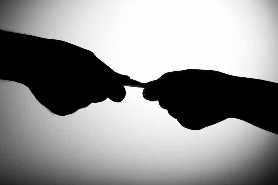 Tổ công tác đã bàn giao Bình và Thanh cho Đồn Công an Cầu Bươu (Thanh Trì). Lúc này, các bị can Nguyễn Tiến Dũng và Phạm Xuân Tiến là cán bộ, điều tra viên được phân công giải quyết vụ việc liên quan đến ma tuý. Tuy nhiên, cả 2 yêu cầu chị Đôn Thị Ly (người sống chung với Tạ Duy Thanh như vợ chồng) phải đưa 150 triệu đồng để cho Thanh được về nhà.