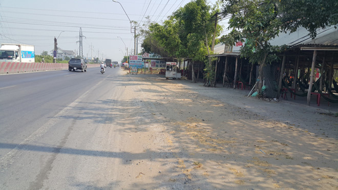  Trung tá công an 'chặn đường đòi tiền cò đất' ở Long An bị khai trừ Đảng: Khoảng 15h ngày 10/8/2019, bà N.T.T.T (44 tuổi, ngụ ấp 6, xã Nhị Thành, huyện Thủ Thừa), chủ đại lý vé số kiêm nghề mua bán đất, chạy xe máy trên QL1 từ TP Tân An (Long An) về nhà. Khi đến đoạn thuộc ấp Bình Cang 1, xã Bình Thạnh, Thủ Thừa, bà T. bất ngờ bị trung tá Đỗ Ngọc Trung, nguyên Phó trưởng Công an TT.Thủ Thừa chạy máy kè theo, cúp ngang đầu xe lại buộc dừng lại.