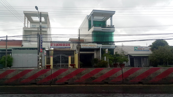 Tại đây, ông Trung yêu cầu bà T. đưa tiền “cò đất” trước đây giao kèo mà chưa giao đủ nhưng bà T. từ chối. Bởi theo bà T., cách đây 2 năm, ông Trung giới thiệu một người mua miếng đất trị giá 3 tỉ đồng, tiền cò 2% là 60 triệu đồng, bà đã chi cho ông 50 triệu đồng, còn 10 triệu hẹn giao sau. Vụ việc được bà T. trình báo cơ quan Công an. 