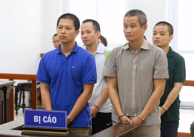  Truy tố 3 cựu công an nhận hối lộ của kẻ nghiện ma túy: Ngày 5/8/2019, Viện KSND Tối cao đã hoàn tất cáo trạng truy tố ba bị can nguyên là lãnh đạo và cán bộ Công an phường Thanh Xuân Nam (quận Thanh Xuân, Hà Nội) về tội “Nhận hối lộ” theo quy định tại điểm g, khoản 2, Điều 354, Bộ luật Hình sự năm 2015.