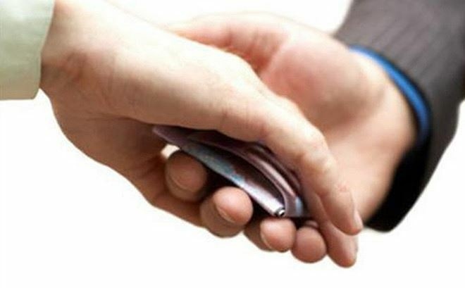 Cáo trạng xác định, ba bị can trên từng là lãnh đạo, cán bộ Công an phường Thanh Xuân Nam. Ngày 23/7/2014, ba bị can tham gia giải quyết vụ việc liên quan đến hai đối tượng nghiện ma túy (Diệp và Cường) có hành vi tàng trữ trái phép 5 gói ma túy. Khi Diệp và Cường xin không bị xử lý, ba bị can trên đã lợi dụng chức vụ, quyền hạn, yêu cầu mỗi đối tượng phải đưa số tiền 30 triệu đồng thì sẽ được cho về. Xem thêm video: Mạo danh công an lừa phụ nữ xa chồng. Nguồn: VTC 14.