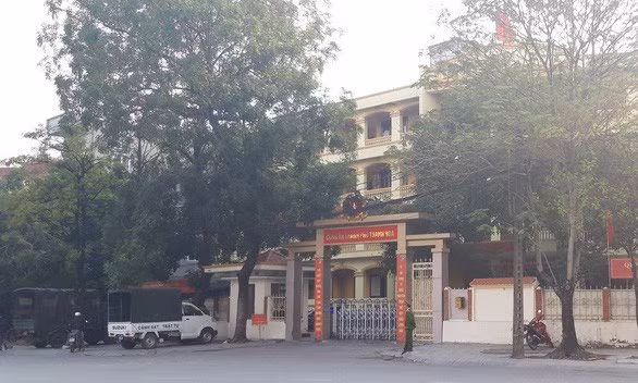 Ông Phương là người trực tiếp chỉ đạo việc đề nghị xử lý kỷ luật và ký các văn bản tố tụng khi giải quyết vụ Hiếu có hành vi Trộm cắp tài sản. Quá trình thực hiện, ông này lợi dụng chức vụ quyền hạn, 3 lần nhận từ Hiếu với tổng số tiền 260 triệu đồng, để giúp cấp dưới không bị xử lý kỷ luật, không bị xử lý hình sự.