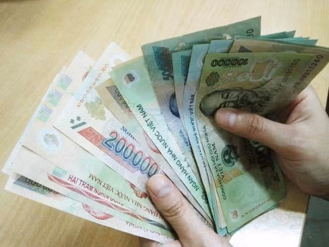 Ba bị can bị truy tố gồm: Nguyễn Thế Biết (SN 1964, cựu Phó Trưởng Công an phường Thanh Xuân Nam đã nghỉ hưu tháng 11/2018), Trần Văn Trọng (SN 1980, đã bị tước danh hiệu Công an nhân dân), Nguyễn Minh Tuấn (SN 1987, đã bị tước danh hiệu CAND).