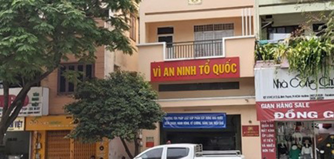 Một trong số những người tại đây nói Đ. sẽ bị phạt 10-15 triệu với hành vi tàng trữ hung khí trái phép rồi nói sẽ giúp đỡ Đ. không bị đi tù. Theo tố giác của Đ. thì mức giá người này đưa ra là 10 triệu đồng và giao tiền vào lúc 11h ngày 18/12/2019. Sau đó, Đ. đã viết giấy mua bán xe với Nguyễn Hoàng Minh với giá 15 triệu đồng và được cho về lúc 0h ngày 18/12. 