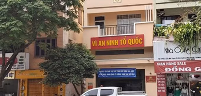 Một trong số những người tại đây nói Đ. sẽ bị phạt 10-15 triệu với hành vi tàng trữ hung khí trái phép rồi nói sẽ giúp đỡ Đ. không bị đi tù. Theo tố giác của Đ. thì mức giá người này đưa ra là 10 triệu đồng và giao tiền vào lúc 11h ngày 18/12/2019. Sau đó, Đ. đã viết giấy mua bán xe với Nguyễn Hoàng Minh với giá 15 triệu đồng và được cho về lúc 0h ngày 18/12. 