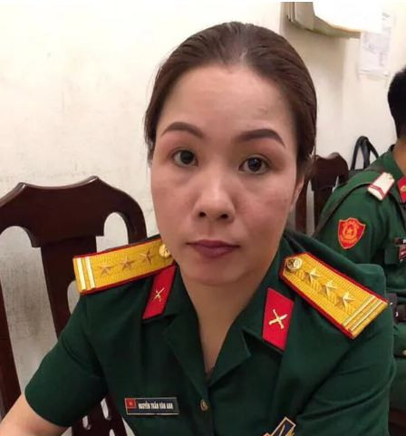  "Nữ quái" giả danh Thượng tá quân đội lừa đảo: Ngày 16/8/2019, tại khu vực phường Yên Hòa, quận Cầu Giấy, các lực lượng chức năng phát hiện một phụ nữ mặc quân phục sĩ quan quân đội, đeo quân hàm Thượng tá, mang biển tên là Nguyễn Trần Vân Anh có nhiều biểu hiện nghi vấn giả danh sĩ quan quân đội. Tiến hành kiểm tra hành chính, người phụ nữ này không xuất trình được bất cứ giấy tờ nào có liên quan chứng minh bản thân là sỹ quan đang công tác trong Quân đội. Ngay sau đó, người này được đưa về trụ sở Công an phường Yên Hòa để kiểm tra, làm rõ.