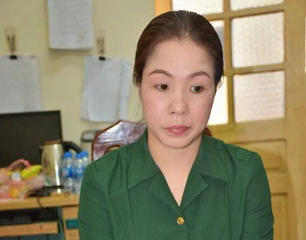 Tại đây, người phụ nữ khai nhận là Lê Thị Phương (SN 1985; trú tại Ngọc Trạo, Bỉm Sơn, Thanh Hóa); Phương mua của một người không quen biết bộ trang phục Quân đội, cùng quân hàm, quân hiệu tại thị xã Sơn Tây, sau thường xuyên mặc bộ trang phục hàm Thượng tá Quân đội này đi để khoe, tạo dựng niềm tin nhằm lừa đảo chiếm đoạt tài sản của người dân. Với thủ đoạn này, Phương đã lừa xin việc cho một người dân với số tiền 50 triệu.