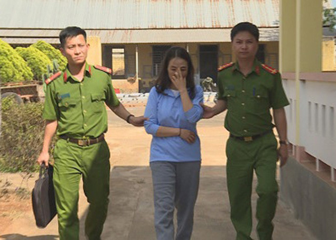  Người phụ nữ giả danh cục trưởng Bộ Công an lừa đảo chiếm đoạt tài sản: Ngày 14/2, Công an tỉnh Đắk Lắk đã khởi tố vụ án, khởi tố bị can, bắt tạm giam Đào Thanh Tâm (44 tuổi, trú Q5, TP HCM) để điều tra về hành vi lừa đảo chiếm đoạt tài sản. Ngày 2/2, đại tá Lê Văn Tuyến, Giám đốc Công an tỉnh cùng đoàn công tác đến làm việc tại Công an H.Lắk, Đắk Lắk. Lúc này, một người phụ nữ đi cùng Chủ tịch UBND H.Lắk đến chào hỏi Giám đốc Công an tỉnh và tự giới thiệu mình là đại tá Hà Phương Tường Vân, quyền Cục trưởng Cục tình báo của Bộ Công an.