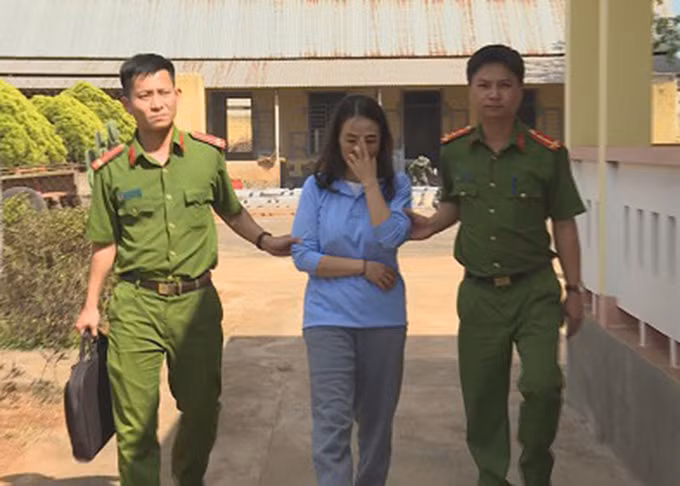  Người phụ nữ giả danh cục trưởng Bộ Công an lừa đảo chiếm đoạt tài sản: Ngày 14/2, Công an tỉnh Đắk Lắk đã khởi tố vụ án, khởi tố bị can, bắt tạm giam Đào Thanh Tâm (44 tuổi, trú Q5, TP HCM) để điều tra về hành vi lừa đảo chiếm đoạt tài sản. Ngày 2/2, đại tá Lê Văn Tuyến, Giám đốc Công an tỉnh cùng đoàn công tác đến làm việc tại Công an H.Lắk, Đắk Lắk. Lúc này, một người phụ nữ đi cùng Chủ tịch UBND H.Lắk đến chào hỏi Giám đốc Công an tỉnh và tự giới thiệu mình là đại tá Hà Phương Tường Vân, quyền Cục trưởng Cục tình báo của Bộ Công an.