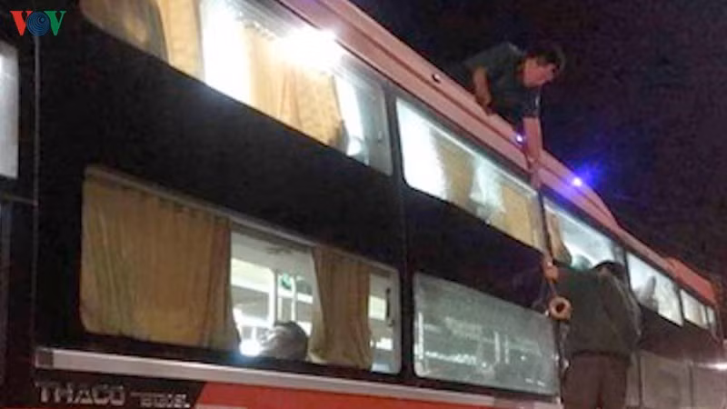 Cong an vao cuoc vu hang loat xe khach bi nem da tren Quoc lo 1A