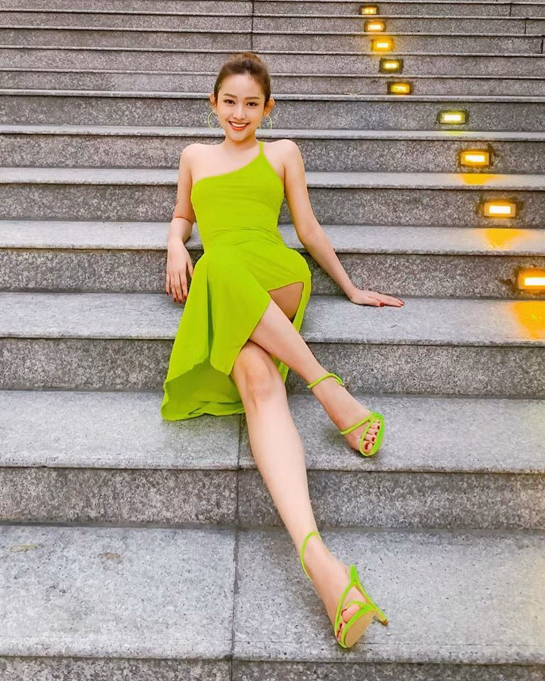 Nguoi dep Viet cong khai dua dai gia: Xe sang, hang hieu nhieu vo ke-Hinh-10