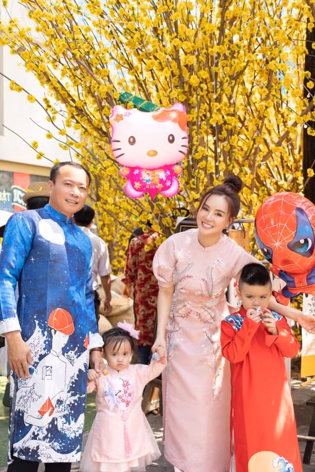 Nguoi dep Viet cong khai dua dai gia: Xe sang, hang hieu nhieu vo ke-Hinh-3