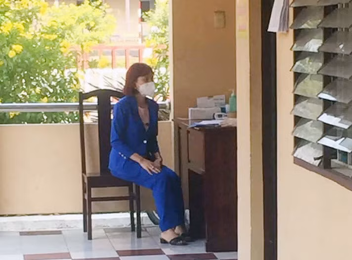 Vị lãnh đạo này cho hay: “Sau khi xác minh và tiến hành các nghiệp vụ y tế, chúng tôi đã tuyên truyền, vận động cho gia đình cô T. hiểu rõ và gia đình tỏ thái độ vui vẻ, hợp tác với cơ quan y tế để tiến hành các biện pháp giám sát y tế và cách ly”. 