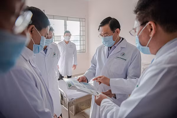 Sau khi nhập cảnh, Q. di chuyển đến nhà H. ở phường Tân Lộc, quận Thốt Nốt. Q. khai nhận mục đích đăng nội dung trên là để thông báo cho những người bạn Việt Nam đang ở Hàn Quốc nhưng không có dịch Covid-19 an tâm về nước, chứ không nhằm mục đích xấu. Ảnh minh họa: Vietnamnet).