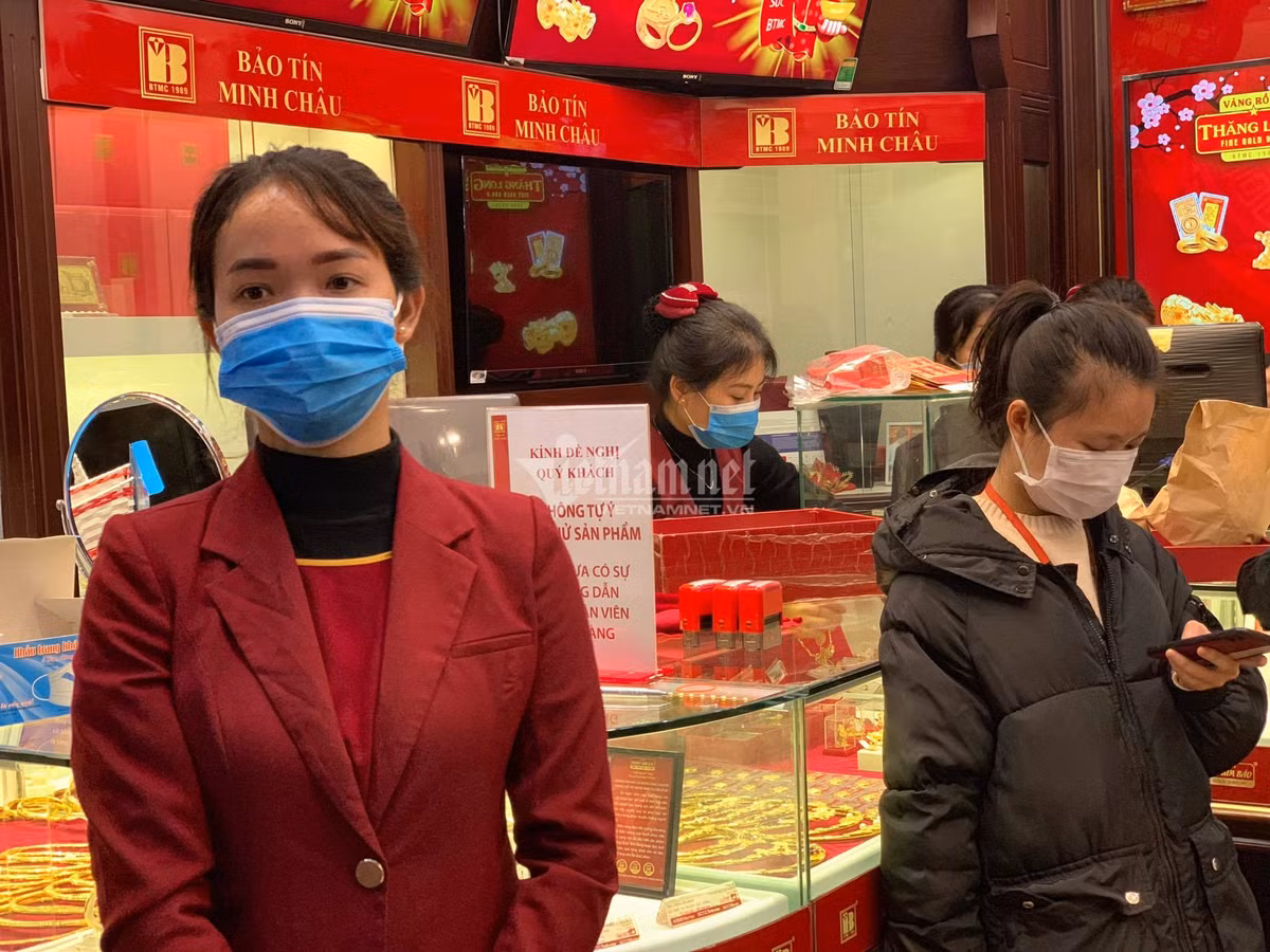 Gia vang hom nay 22/2, dich benh phuc tap, vang tang khong dung