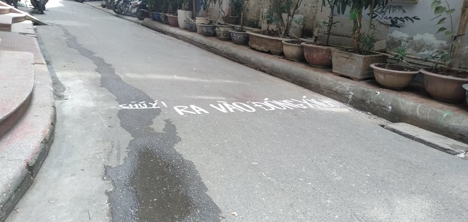 Ông P. cho biết thêm, khi nhận được thông tin của người dân, UBND phường đã cử người xuống hiện trường đồng thời đề nghị chủ "trạm BOT" tự phát này tháo dỡ để lối đi lại cho người dân. Tuy nhiên, chủ căn nhà này đã không tháo dỡ và cứ để vậy nên sáng 27/2, UBND phường Thịnh Lịnh đã trực tiếp xuống hiện trường để tháo dỡ mở lối đi lại như cũ cho người dân.