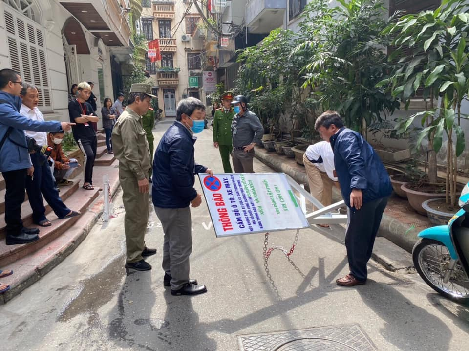 Vì thế mà chủ ngôi nhà trong ngõ đã gọi những người dân sống xung quanh góp tiền để lập "trạm BOT". Tuy nhiên, nhiều người cảm thấy không hợp lý, vì đó không thuộc đất phạm vi quyền mà mình được sở hữu.