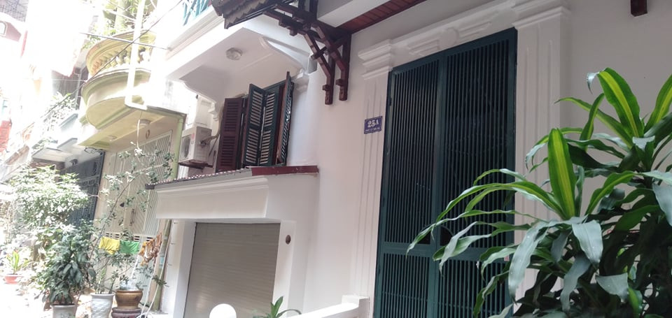 Cũng theo một số người dân, nguyên nhân dẫn tới chủ nhà phải lập "trạm BOT" là do ý thức của những người sống xung quanh để xe máy lộn xộn khiến cho người đàn ông này mỗi khi có việc lấy ô tô ra khỏi gara thì rất khó để di chuyển. Người đàn ông này cũng đã nhắc nhở những người xung quanh quá nhiều nhưng không có sự thay đổi.