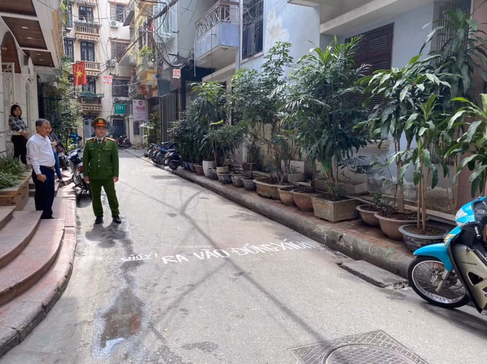 Ông P. người dân số cạnh chủ nhân "trạm BOT" chia sẻ: "Việc này xuất hiện từ mấy ngày nay rồi, sau khi lập "trạm BOT" chúng tôi cũng đã kiến nghị lên UBND phường Trung Liệt". 