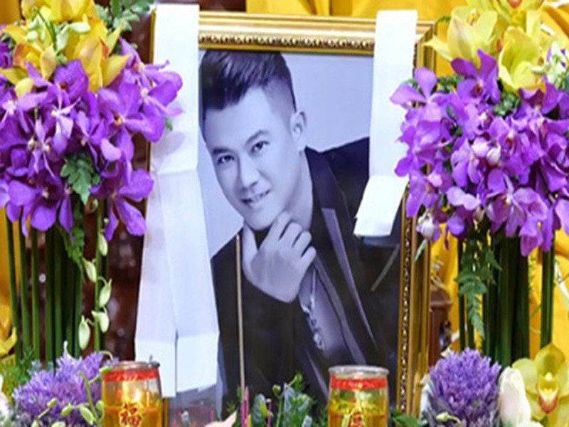 Khán giả từng vô cùng bức xúc khi xuất hiện hàng loạt video giả livestream tang lễ Vân Quang Long với nội dung chỉ là những hình ảnh được cắt ghép, sau đó lồng những bình luận tiếc thương cho nam ca sĩ. Ảnh: Vietnamnet
