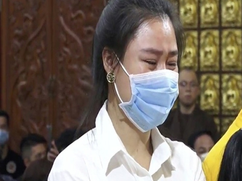 Ngoài ra, trong đám tang Vân Quang Long, một kẻ mạo danh Hàn Thái Tú để lừa tiền bà xã của Vân Quang Long đưa tro cốt nam ca sĩ từ Mỹ về Việt Nam. Do quên đề cao cảnh giác, vợ Vân Quang Long đã chuyển 100 triệu cho kẻ gian.