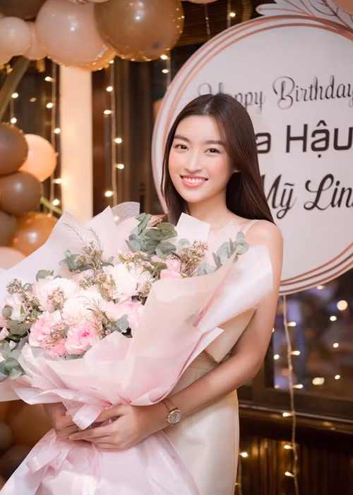 Cho rằng việc kết hôn không thể nằm trong kế hoạch được và còn tùy thuộc vào duyên số cũng như may mắn, Mỹ Linh đang để mọi chuyện diễn ra một cách tự nhiên nhất. Cô cho rằng có thể, khi gặp một người đàn ông tốt, cô sẽ nghĩ tới chuyện kết hôn.