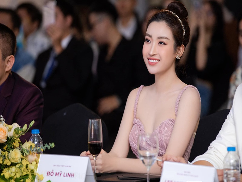 Nàng hoa hậu tâm sự, cô cần một người hiểu và có thể chia sẻ với mình mọi vấn đề trong cuộc sống. “Sẽ tốt hơn nếu người đó có thể chỉ dạy và giúp đỡ mình trong lĩnh vực kinh doanh”, Mỹ Linh nói.