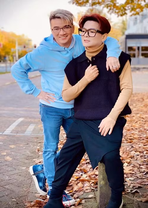 Có những bar Vũ Hà một tuần hát 5 suất, nhưng sau khi dẫn Mr Đàm đi cùng, bầu show lại bảo anh nhường bớt cho bạn một nửa. Nghe vậy, Vũ Hà không hề buồn, hay trách giận vì cũng nhiều show.