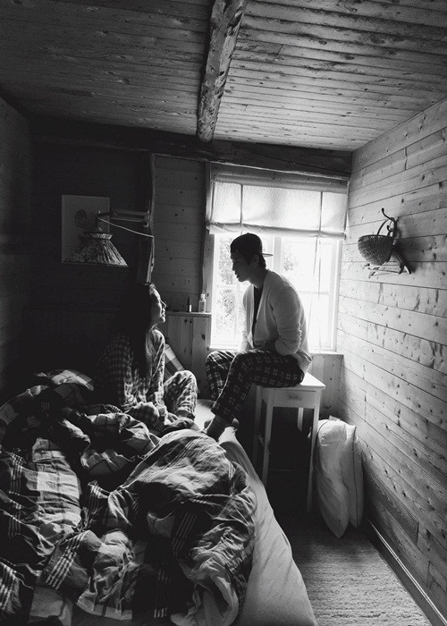 Cặp đôi chị em cùng thức dậy và đánh răng.