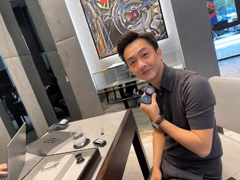 Áo thun là trang phục yêu thích của Cường Đô la ở đời thường.