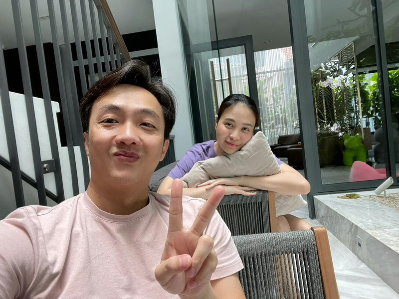 Từ khi gắn bó với Đàm Thu Trang, vị doanh nhân phố núi thoải mái chia sẻ cuộc sống đời thường chứ không kín tiếng như trước.