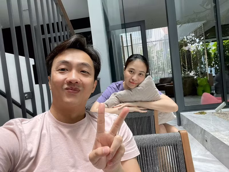 Từ khi gắn bó với Đàm Thu Trang, vị doanh nhân phố núi thoải mái chia sẻ cuộc sống đời thường chứ không kín tiếng như trước.