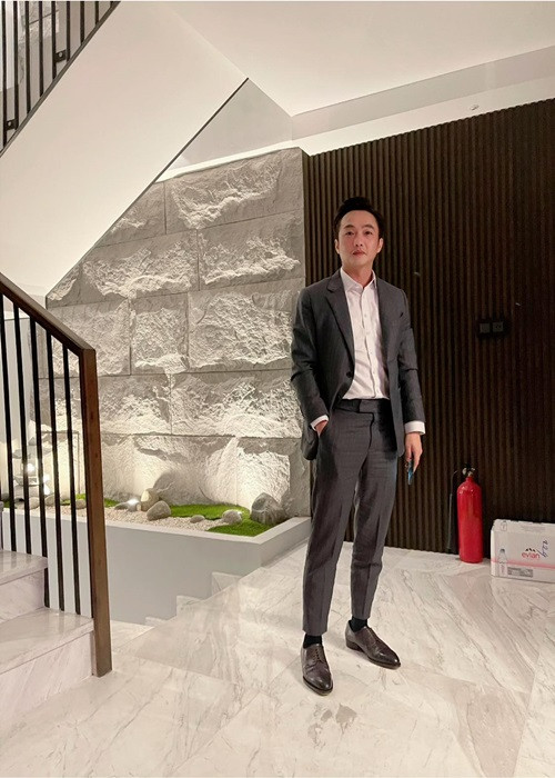 Ông xã của Đàm Thu Trang diện vest lịch lãm khi đi làm.