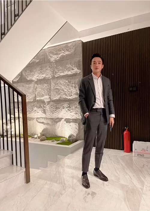 Ông xã của Đàm Thu Trang diện vest lịch lãm khi đi làm.