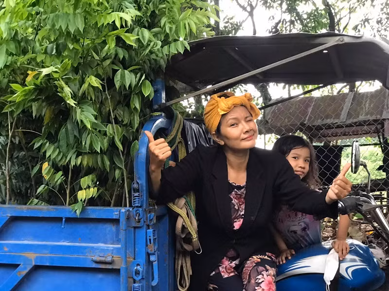 Tại quê nhà, Kiều Trinh trồng rau, cây trái và chăn nuôi. Sáng sớm, nữ diễn viên đi hái nấm, chăm sóc vườn cây. Trưa, chiều, Kiều Trinh nấu ăn cho cả nhà. Gần như, gia đình Kiều Trinh tự cung tự cấp. Ngoài ra, cô còn bán trái cây, rau củ tươi sạch để có thêm thu nhập. Ở quê, Kiều Trinh mua gạo phát tặng người bán vé số, cho trẻ em. Trước đó, khi ở Sài Gòn, cô phát bánh bao cho người nghèo.
