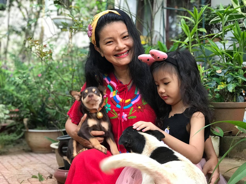 Hai con của Kiều Trinh nhanh chóng hòa nhập cuộc sống ở quê.