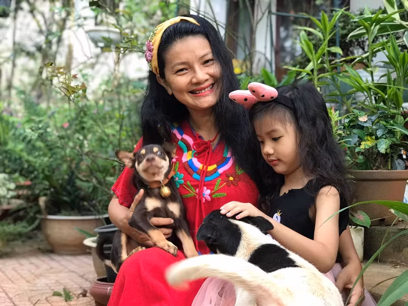 Hai con của Kiều Trinh nhanh chóng hòa nhập cuộc sống ở quê.