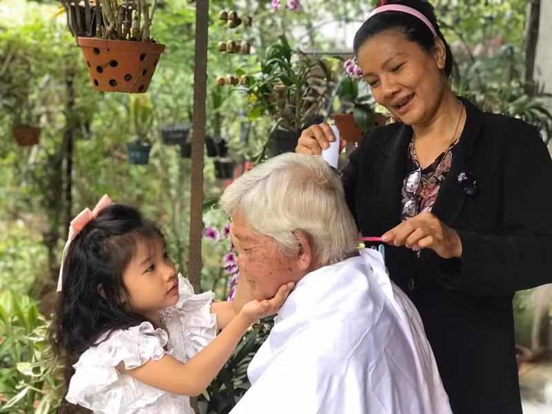 Kiều Trinh chăm sóc hai con nhỏ và cha. Theo nữ diễn viên, cha của cô khỏe hơn hẳn khi về quê.