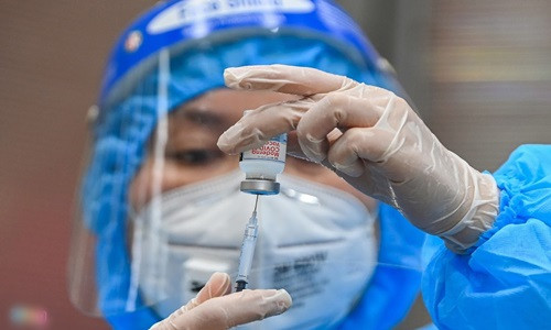 Bo Y te cho phep tiem tron vac xin Moderna va Pfizer neu khan hiem