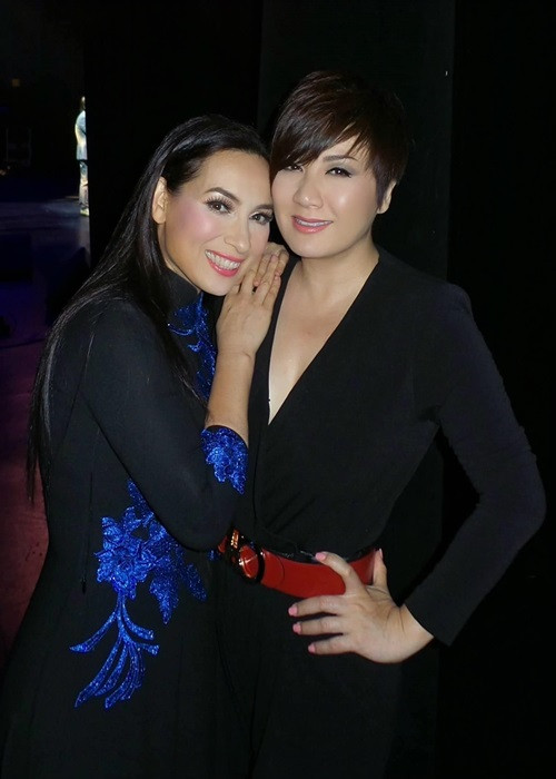 Khi theo Phương Trinh học hát, thu tâm, Phi Nhung để con gái cho ba mẹ của đàn chị trông hộ. “Tôi đi hát cuối tuần lĩnh được từ 300 tới 600 đô nhưng chỉ cầm lại 100, còn bao nhiêu đưa hết cho ba mẹ Trizzie để lo cho con tôi”, Phi Nhung chia sẻ.