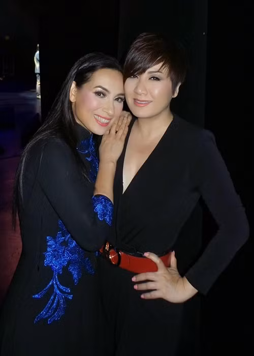 Khi theo Phương Trinh học hát, thu tâm, Phi Nhung để con gái cho ba mẹ của đàn chị trông hộ. “Tôi đi hát cuối tuần lĩnh được từ 300 tới 600 đô nhưng chỉ cầm lại 100, còn bao nhiêu đưa hết cho ba mẹ Trizzie để lo cho con tôi”, Phi Nhung chia sẻ.