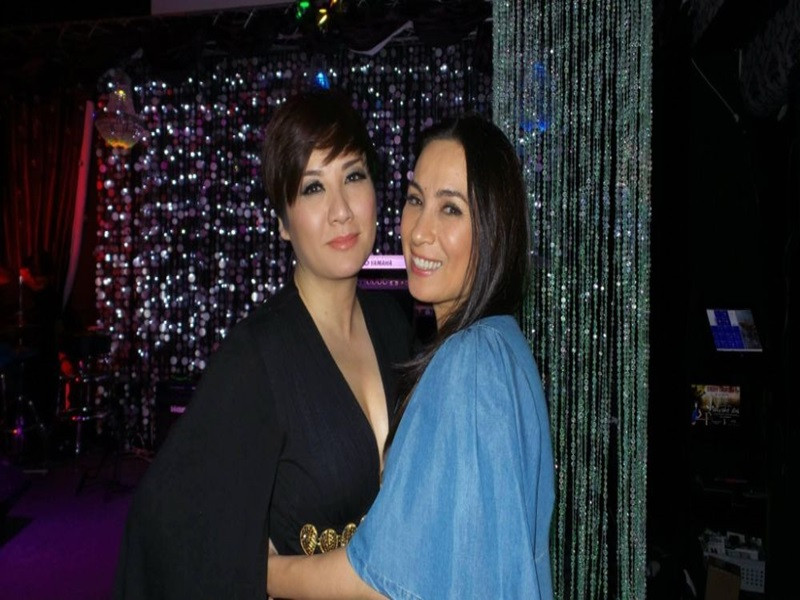 Phi Nhung cho rằng, nếu không tình cờ gặp Trizzie Phương Trinh, có lẽ giờ này cô vẫn là cô công nhân nghèo khó. “Chị và gia đình không chỉ cho tôi một mái ấm mà còn cho tôi tình thương”, Phi Nhung chia sẻ. Theo Phi Nhung, cô không thể trả ơn đàn chị được nhưng sẽ làm những điều thiện lành cho xã hội này. Đó là cách Phi Nhung trả ơn lại cho vợ cũ Bằng Kiều. Ảnh: Môi trường và đô thị