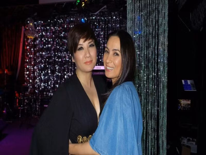 Phi Nhung cho rằng, nếu không tình cờ gặp Trizzie Phương Trinh, có lẽ giờ này cô vẫn là cô công nhân nghèo khó. “Chị và gia đình không chỉ cho tôi một mái ấm mà còn cho tôi tình thương”, Phi Nhung chia sẻ. Theo Phi Nhung, cô không thể trả ơn đàn chị được nhưng sẽ làm những điều thiện lành cho xã hội này. Đó là cách Phi Nhung trả ơn lại cho vợ cũ Bằng Kiều. Ảnh: Môi trường và đô thị