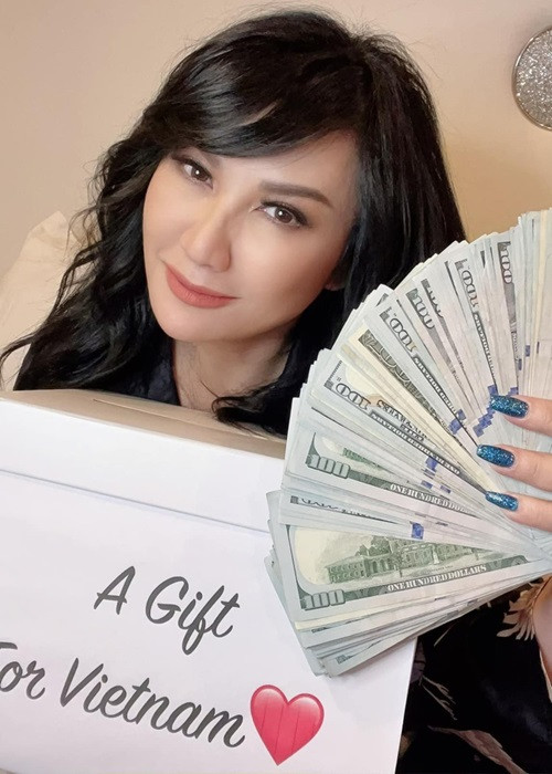 Vợ cũ Bằng Kiều không nhận quà mà muốn mọi người quyên góp cho bà con ở Việt Nam mùa dịch. Sau kết thúc bữa tiệc sinh nhật, vợ cũ Trizzie Phương Trinh nhận được 21.500 USD (khoảng 490 triệu đồng).