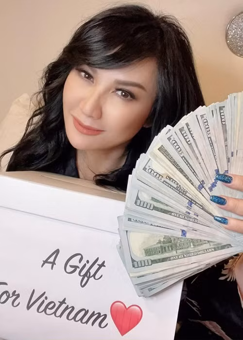 Vợ cũ Bằng Kiều không nhận quà mà muốn mọi người quyên góp cho bà con ở Việt Nam mùa dịch. Sau kết thúc bữa tiệc sinh nhật, vợ cũ Trizzie Phương Trinh nhận được 21.500 USD (khoảng 490 triệu đồng).