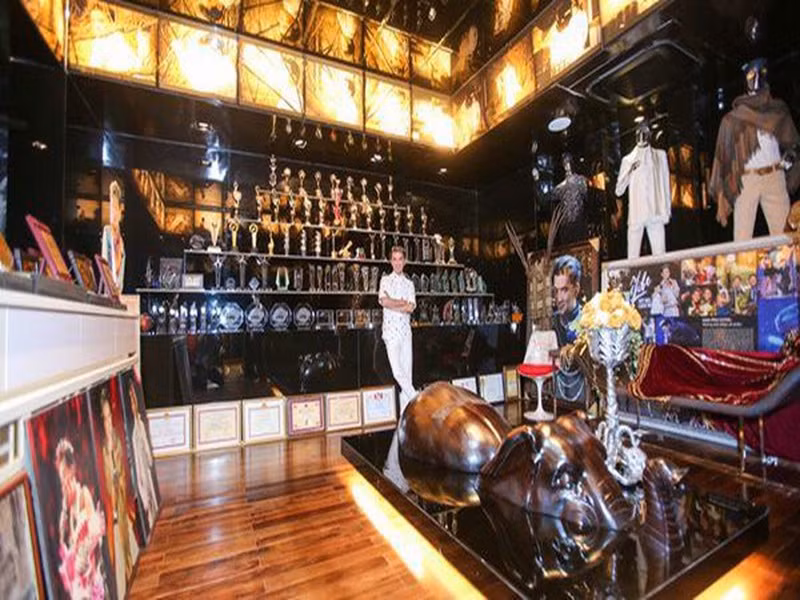 Có nhiều nguồn thu, Mr Đàm sở hữu khối tài sản khủng. Riêng về bất động sản, anh có một căn biệt thự xa hoa có giá lên tới 66 tỷ đồng nằm tại quận 10 (TP HCM), một căn penhouse tại quận 7 (TP HCM) được Mr Đàm mua vào năm 2010, một căn hộ lớn ở Nha Trang, một căn biệt thự triệu đô ở California, Mỹ.