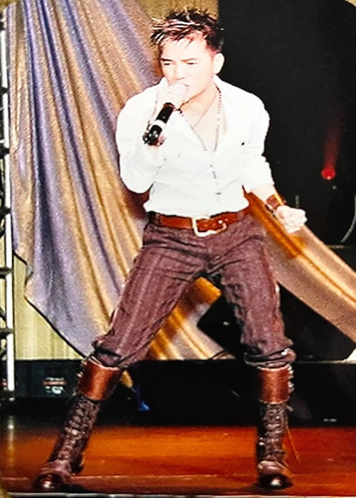 Không thể phủ nhận khả năng kiếm tiền của Đàm Vĩnh Hưng. Một trong những nguồn thu của ông hoàng nhạc Việt là ca hát. Từ trước đến nay, Mr Đàm vẫn được biết đến là ngôi sao nhận cát-sê top đầu của showbiz Việt.