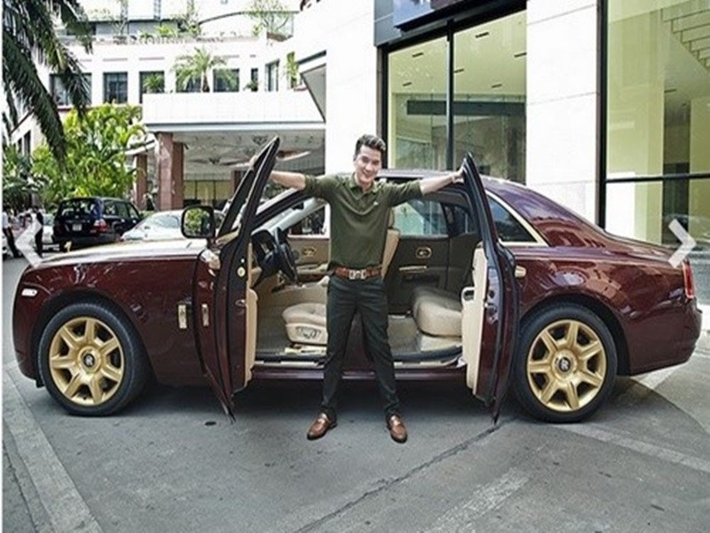 Đàm Vĩnh Hưng còn sở hữu hàng loạt xế hộp, ước tính hàng chục tỷ đồng. Chiếc xe gây chú ý nhất của anh là Rollys-Royce Ghost được mạ vàng khoảng 40 tỷ đồng. Năm 2018, "ông hoàng nhạc Việt" còn tậu siêu xe Cadillac giá 8 tỷ đồng. Ảnh: Giadinhvietnam